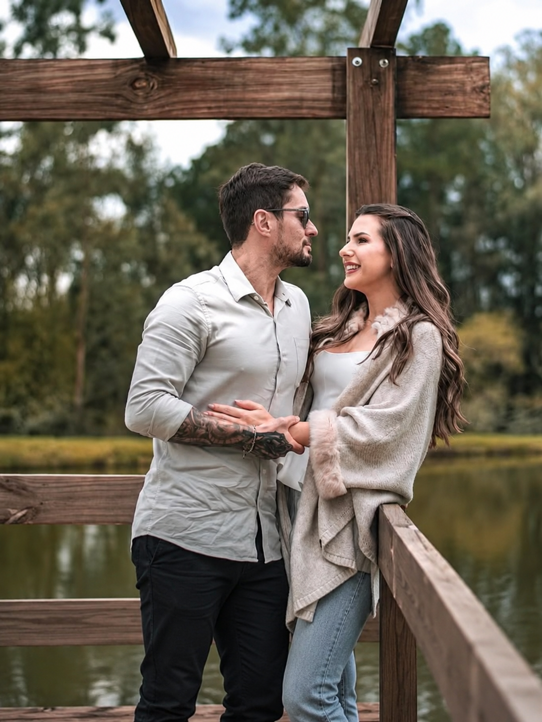 Casal em celebração ao ar livre na Aldeia Eventos