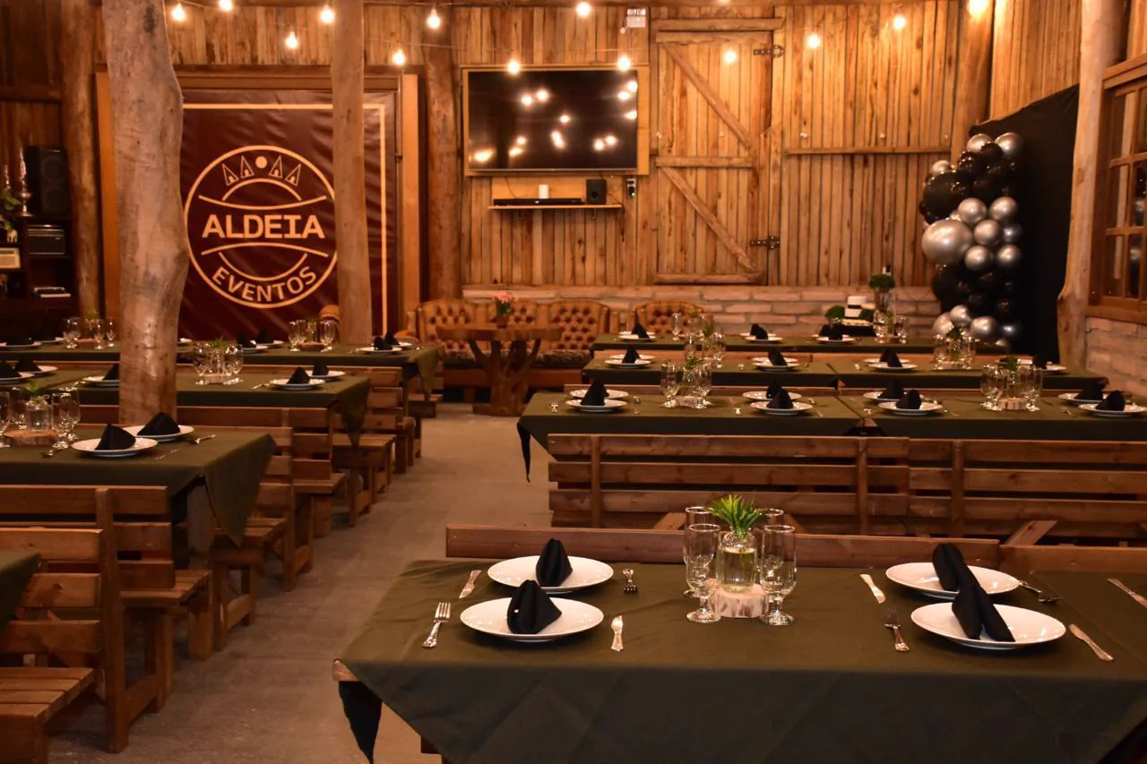 Salão da Aldeia iluminado e preparado para receber convidados