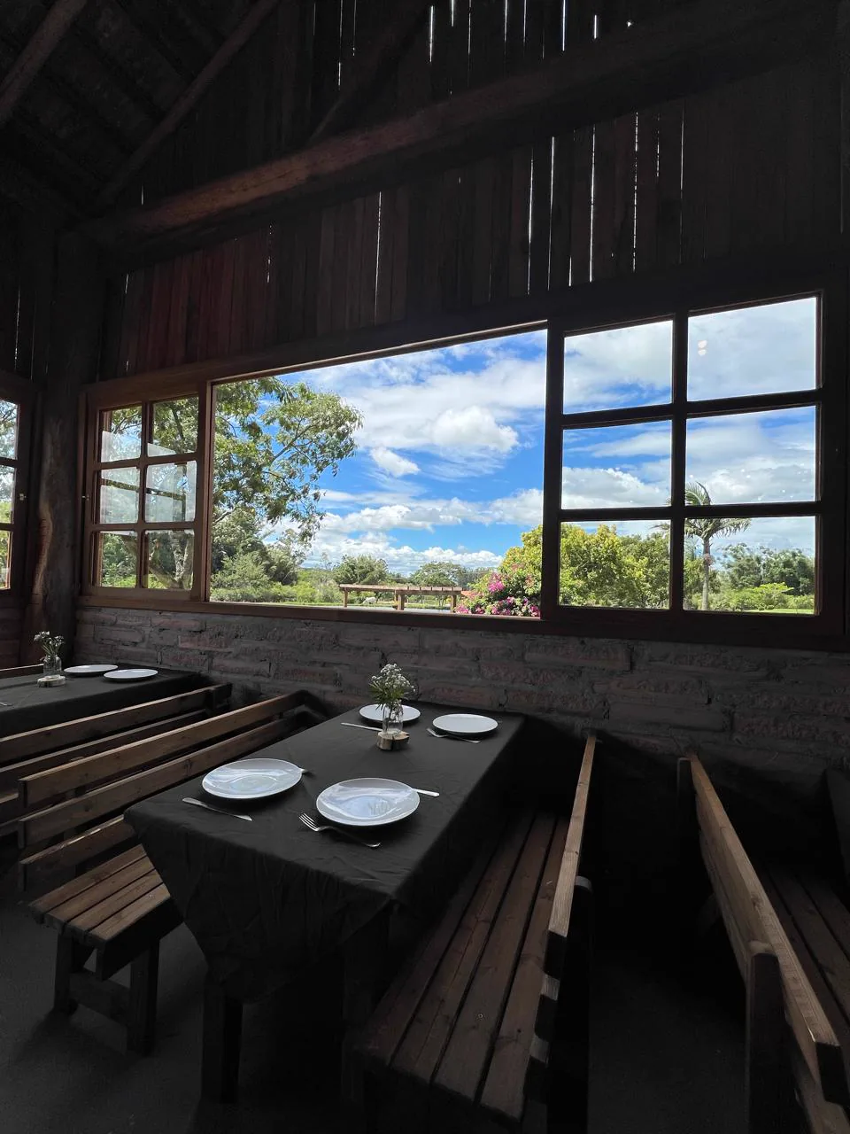Mesas da Aldeia junto às janelas com vista para o jardim