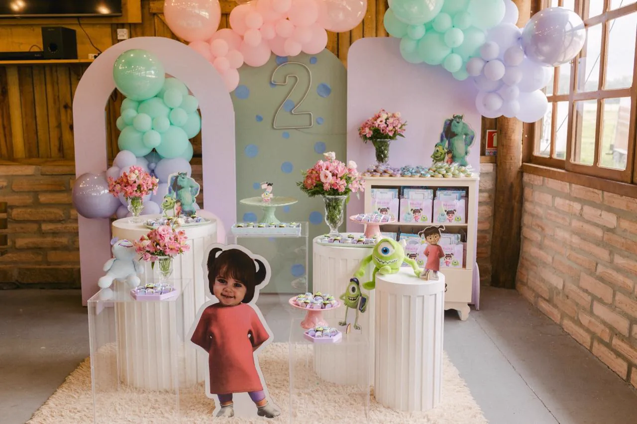 Decoração de aniversário infantil com balões coloridos e mesa de doces